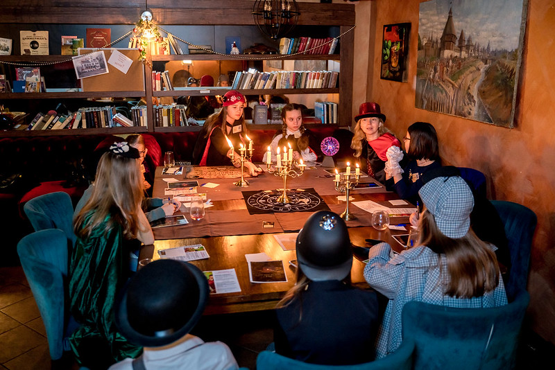 Дети разгадывают загадки в семейном квесте Хэллоуина в Bonn