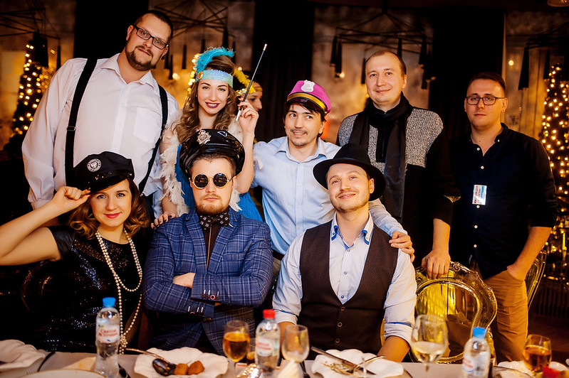 Команда компании празднует Новый год в ресторане Bonn